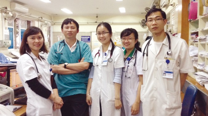 TS Hải (thứ 2 từ trái sang) và các bác sĩ nội trú A9 BV Bạch Mai.