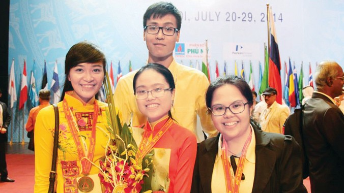 Phạm Ngân Giang (thứ 2 từ trái sang), cùng các thành viên đội tuyển Olympic quốc tế 2014.