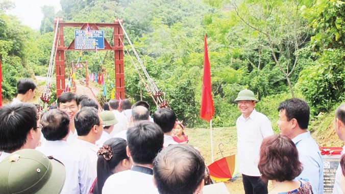 Bộ trưởng GTVT Đinh La Thăng tại lễ khánh thành cầu treo Cò Pha – xã Xuân Lạc, Chợ Đồn, Bắc Kạn.