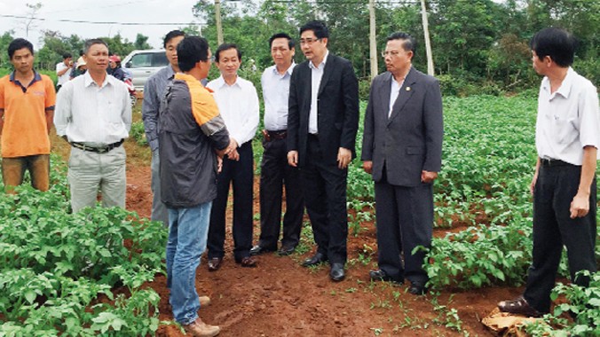 Bộ trưởng NN&PTNT Cao Đức Phát (thứ 3 từ phải sang) thăm mô hình trồng khoai tây theo hình thức hợp tác công-tư tại Đắk Lắk của Công ty Pepsico.