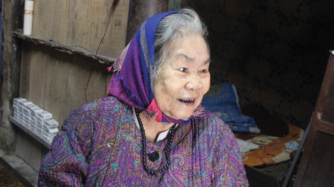 Cụ Nguyễn Thị Ðàm, 93 tuổi vẫn rất minh mẫn và khỏe mạnh.
