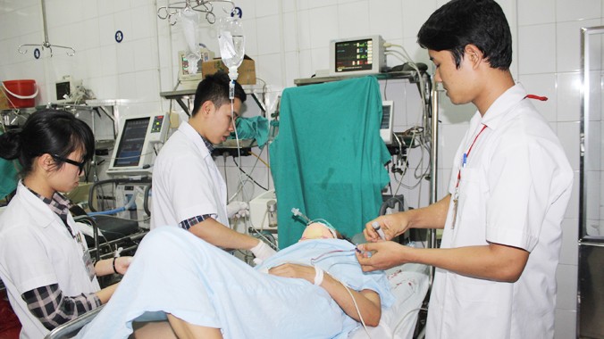 Bác sĩ đang cấp cứu cho bệnh nhân bị TNGT tại BV Việt Đức chiều mùng 5 Tết. Ảnh: T.Hà.