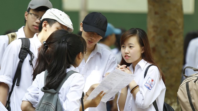 Học sinh trường THPT Quang Trung, Đống Đa-Hà Nội đang thảo luận sau giờ thi tốt nghiệp năm 2014. Ảnh: Ngọc Châu.
