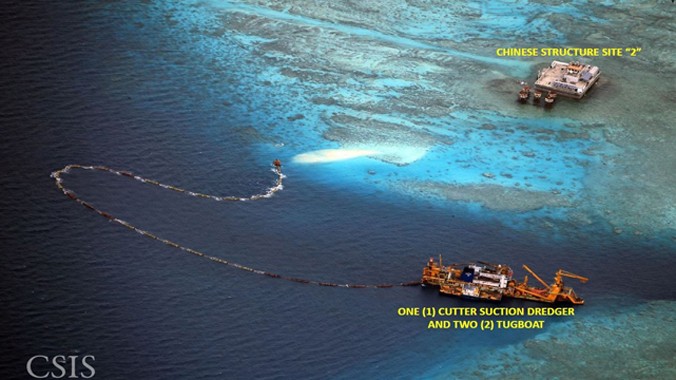 Trung Quốc đang đơn phương cải tạo nhiều bãi đá ở biển Đông, sử dụng máy nạo vét, tàu kéo…Ảnh: CSIS - Google Earth.