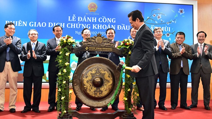 Thủ tướng Nguyễn Tấn Dũng đánh cồng khai phiên xuân giao dịch chứng khoán.