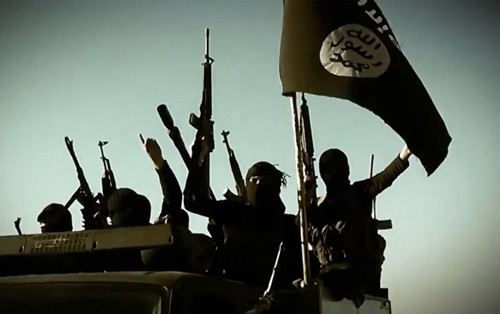  Phiến quân Nhà nước Hồi giáo giương cờ và súng tại một địa điểm chưa xác định trong video chúng đăng tải hôm 17/3/2014. Ảnh: AFP.