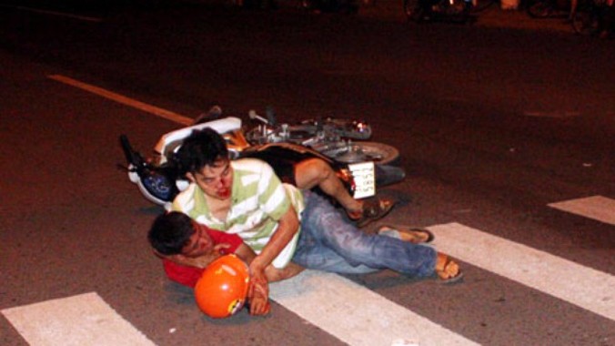 Hai thanh niên đánh nhau tóe máu ở thị xã Thủ Dầu Một (Bình Dương). Ảnh: Kim Khánh.