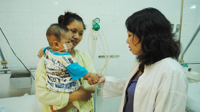 Bộ trưởng Y tế trong lần thăm các bệnh nhi ở BV Nhi đồng 1 TPHCM.