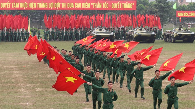 Chiến sĩ Trung đoàn 102 đồng diễn văn nghệ tại lễ ra quân. Ảnh: Nguyễn Minh. 