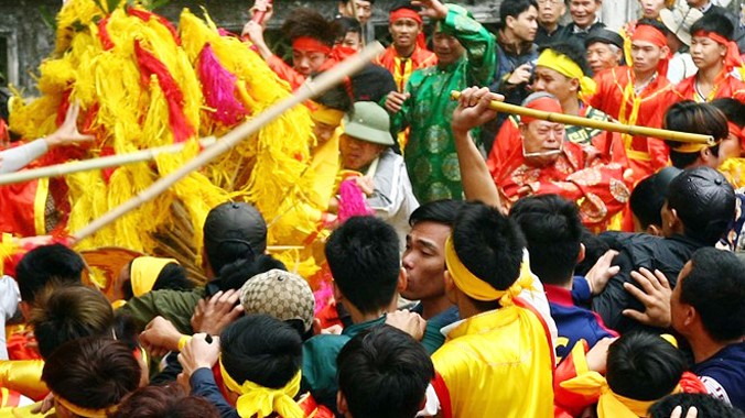 Nhiều thanh niên lao vào cướp kiệu giò hoa tại lễ hội đền Gióng gây cảnh hỗn loạn. Ảnh: Zing.vn.
