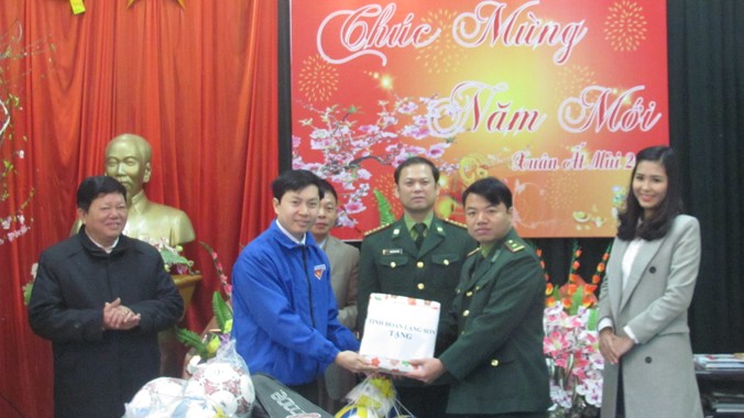 Tuổi trẻ tỉnh Lạng Sơn tặng quà cho Bộ đội Biên phòng Chi Ma. Ảnh: Duy Chiến.