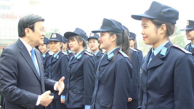 Chủ tịch Trương Tấn Sang trò chuyện, thăm hỏi tình hình học tập của học viên Học viện CSND. Ảnh: Nguyễn Minh.