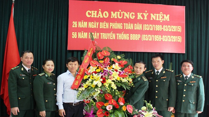 Phó Tổng Biên tập Trần Thanh Lâm tặng hoa chúc mừng cán bộ, chiến sĩ, nhân viên Cục Chính trị BĐBP. Ảnh: Nguyễn Minh.
