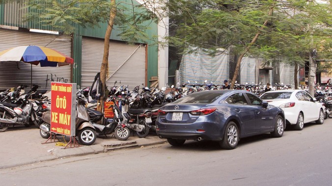 Điểm trông giữ xe trên phố Thái Phiên thường xuyên vi phạm quy định.