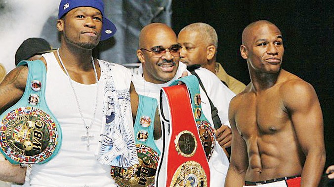 Rapper 50 Cent (trái) trong lần chụp ảnh cùng Floyd Mayweather (phải) năm 2007. Ảnh AP.