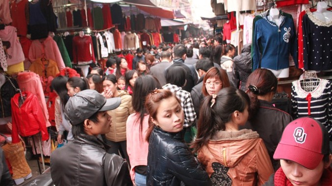 Hàng thời trang Trung Quốc tràn ngập các chợ ở Lạng Sơn. Ảnh: Hồng Vĩnh.