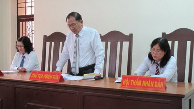 Chủ tọa HĐXX, Thẩm phán Lê Ngọc Khánh tuyên án. Ảnh: Thanh Hải.