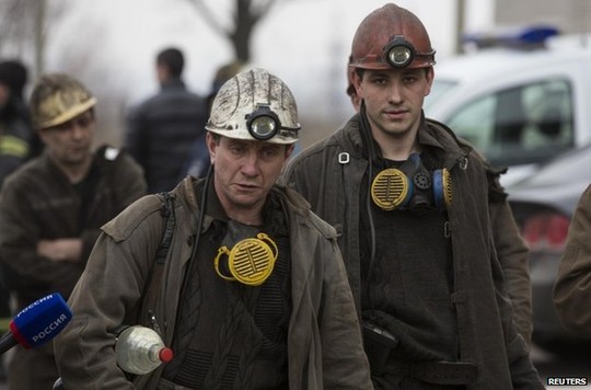 Một số thợ mỏ khác đến giúp tìm kiếm nạn nhân. Ảnh: Reuters.
