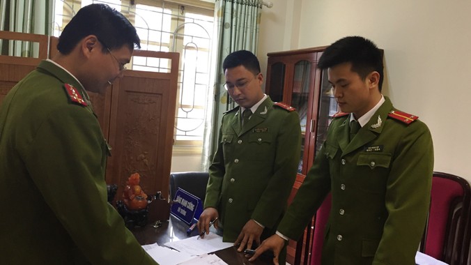 Đại úy Đặng Mạnh Cường (trái) cùng đồng đội trao đổi nghiệp vụ đánh án.