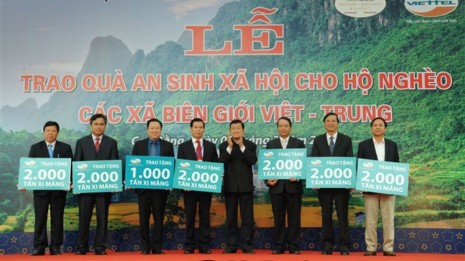 Chủ tịch nước Trương Tấn Sang trao tặng tượng trưng 13.000 tấn xi măng cho các tỉnh biên giới phía Bắc. Ảnh: V.T.