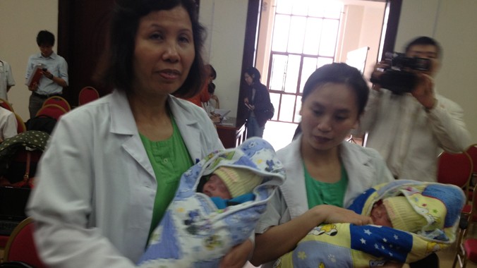 Hai bé sinh non, nhẹ cân trong ngày được xuất viện.
