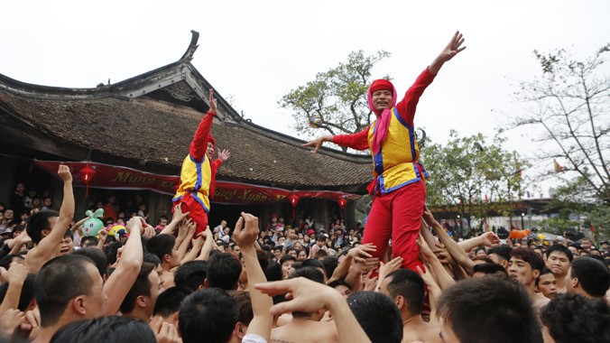 Rước Quan Đám trong lễ hội làng Đồng Kỵ, Từ Sơn, Bắc Ninh. Ảnh: Hồng Vĩnh.