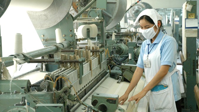 Công nhân một nhà máy dệt đang dệt khăn xuất khẩu. Ảnh: Như Ý.