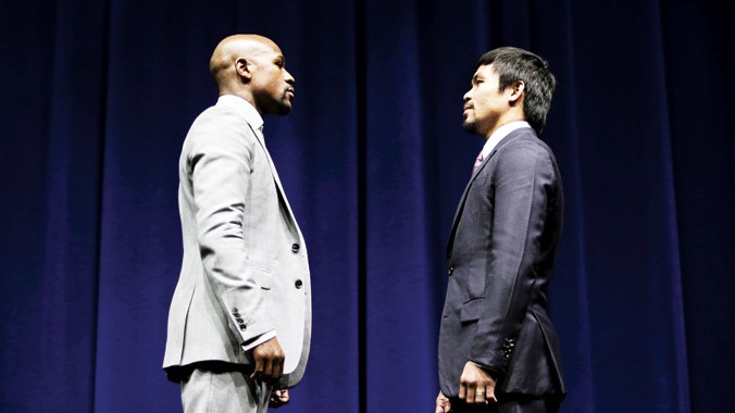 Mayweather (trái) và Pacquiao đối mặt nhau trong cuộc họp báo tại Los Angeles. Ảnh: AP.