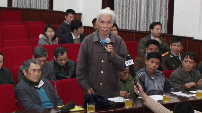 Các công dân trong buổi đối thoại với ông Nguyễn Văn Nên. Ảnh: Minh Đức.