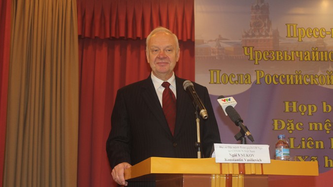 Đại sứ Nga tại Việt Nam Konstantin Vasilievich Vnukov trao đổi với báo giới sáng 13/3 tại Hà Nội. Ảnh: Trúc Quỳnh.