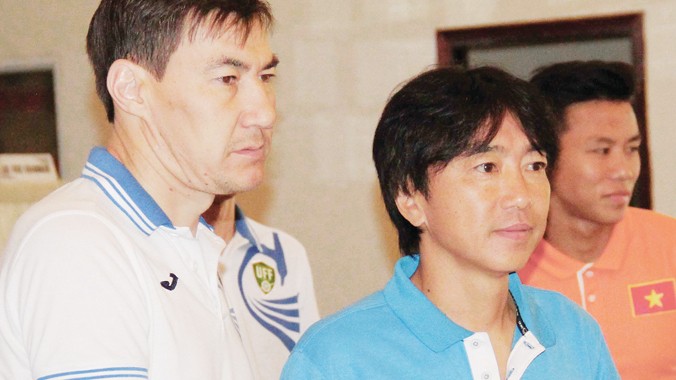 HLV trưởng U22 Uzbekistan Bakhtiyor Ashurmatov (trái) và HLV Toshiya Miura đều coi trọng trận đấu chiều nay. Ảnh: VSI.