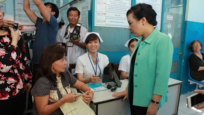 Bộ trưởng Y tế thăm bệnh nhân khám BHYT tại Bệnh viện Q.Bình Thạnh (TPHCM). Ảnh: Q.N.