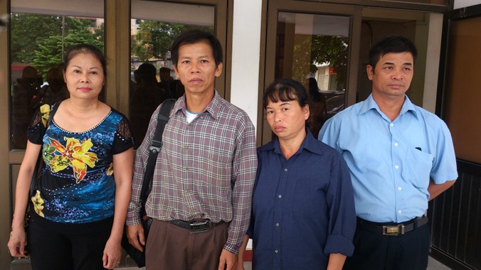 Sau 10 năm ngồi tù oan, Nguyễn Thanh Chấn (áo kẻ) trở về đoàn tụ với gia đình. Ảnh: Nguyễn Tuấn.