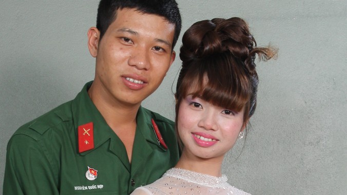 Vợ chồng binh nhì Nguyễn Quốc Hợp hạnh phúc bên nhau.