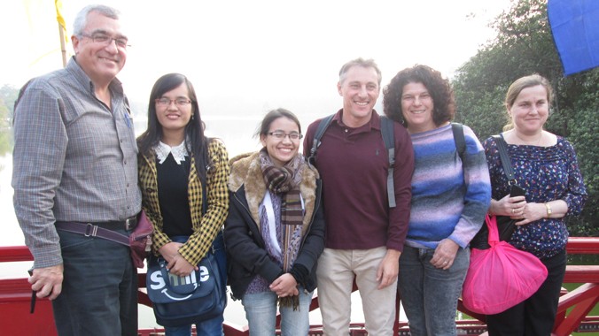 Tình nguyện viên Hanoi Free Tour Guides đưa du khách tới đền Ngọc Sơn. Ảnh: Nguyễn Hoan.