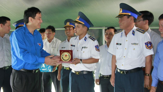 Anh Nguyễn Đắc Vinh thăm Bộ Tư lệnh vùng Cảnh sát biển 2.