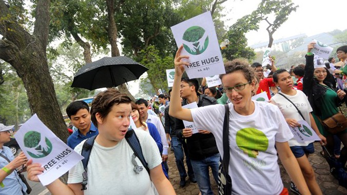 Người nước ngoài tuần hành cùng người dân thủ đô sáng 22/3 quanh hồ Thiền Quang, vì những cái cây. Ảnh: laodong.com.vn.