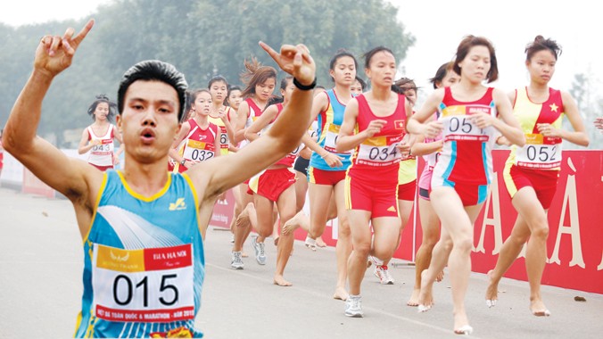 VĐV Đỗ Quốc Luật của đội Quân đội cán đích đầu tiên nội dung 10km nam tuyển (ảnh lớn); Các VĐV nữ đang trên đường chạy tranh giải 3,5km nữ trẻ (ảnh nhỏ). Ảnh: Hồng Vĩnh.