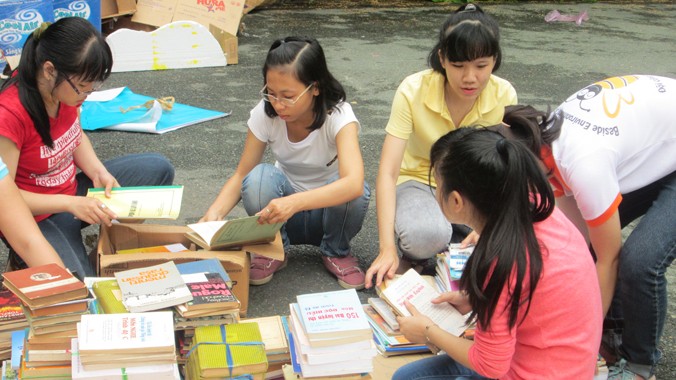 Bee Group quyên góp sách vở ủng hộ các em nhỏ ở miền Trung.