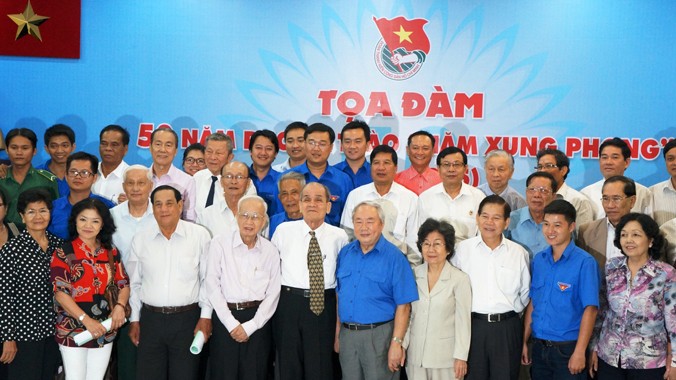 Nguyên Chủ tịch nước Nguyễn Minh Triết, các ông Vũ Mão, Lê Quang Thành, Phan Minh Tánh và Bí thư T.Ư Đoàn Lê Quốc Phong chụp ảnh cùng các đại biểu dự buổi tọa đàm.