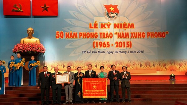 Bà Hà Thị Khiết trao danh hiệu Anh hùng lực lượng vũ trang nhân dân cho Đoàn Thanh niên các cơ quan Trung ương cục Miền Nam.