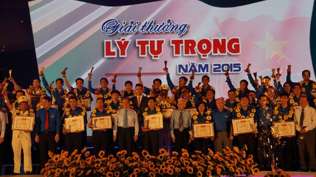 Cán bộ Đoàn, đoàn viên vinh dự nhận giải thưởng Lý Tự Trọng trong ngày kỷ niệm 84 năm thành lập Đoàn TNCS Hồ Chí Minh.