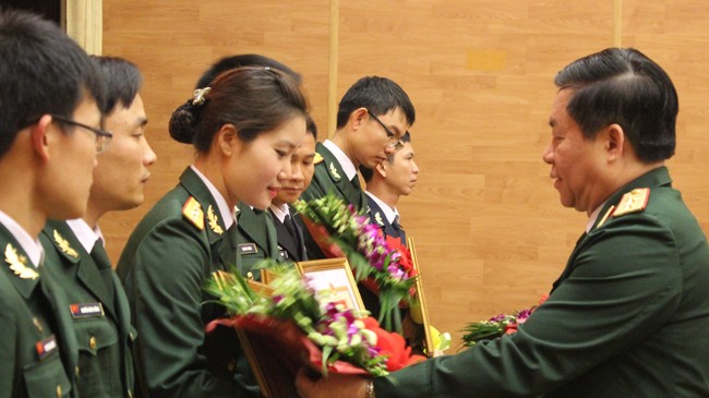 Trung tướng Nguyễn Trọng Nghĩa tặng bằng khen cho 10 gương mặt trẻ tiêu biểu toàn quân. Ảnh: Nguyễn Minh.