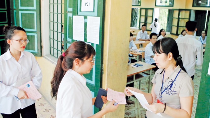 Thí sinh làm thủ tục vào phòng thi tại hội đồng thi tốt nghiệp THPT trường Quang Trung - Đống Đa - Hà Nội năm 2014. Ảnh: Ngọc Châu.
