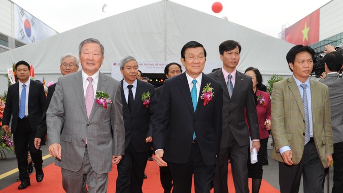 Chủ tịch nước Trương Tấn Sang thăm tổ hợp nhà máy của LG.
