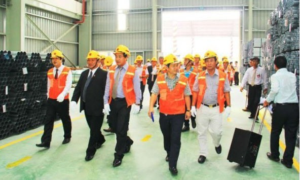 Lãnh đạo UBND tỉnh và Tập đoàn Hoa Sen tham quan Nhà máy Ống thép Hoa Sen Bình Định. Ảnh: Báo Đầu tư