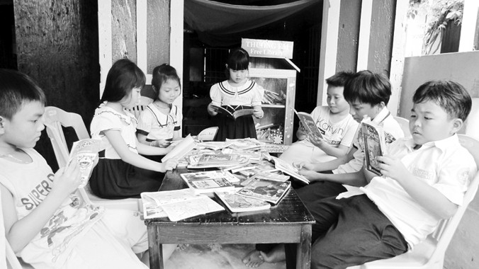 Tủ sách mini tại nhà ông Thương Em trên đảo Cù Lao Chàm thu hút nhiều em học sinh trong thôn đến đọc.