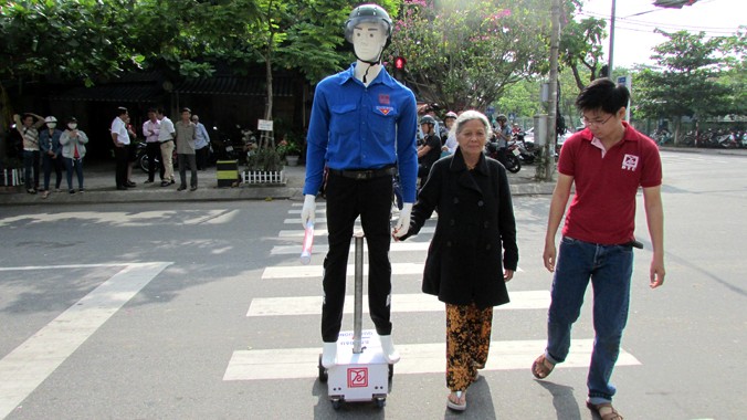 Robot mặc áo xanh tình nguyện.