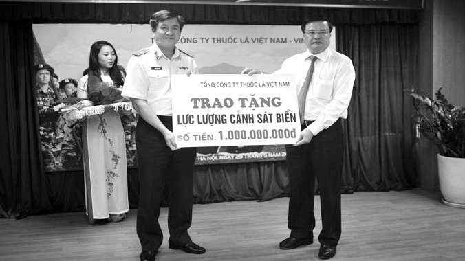 Chủ tịch Hội đồng Thành viên Tổng Cty Vũ Văn Cường trao tặng 1 tỷ đồng cho lực lượng Cảnh sát biển Việt Nam.