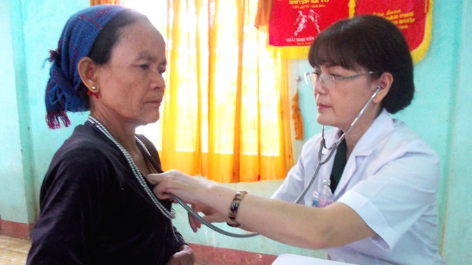 Các bác sĩ Bệnh viện Quân y 17 khám bệnh, phát thuốc cho đồng bào xã Ba Thành (Ba Tơ). Ảnh: Nguyễn Trang.